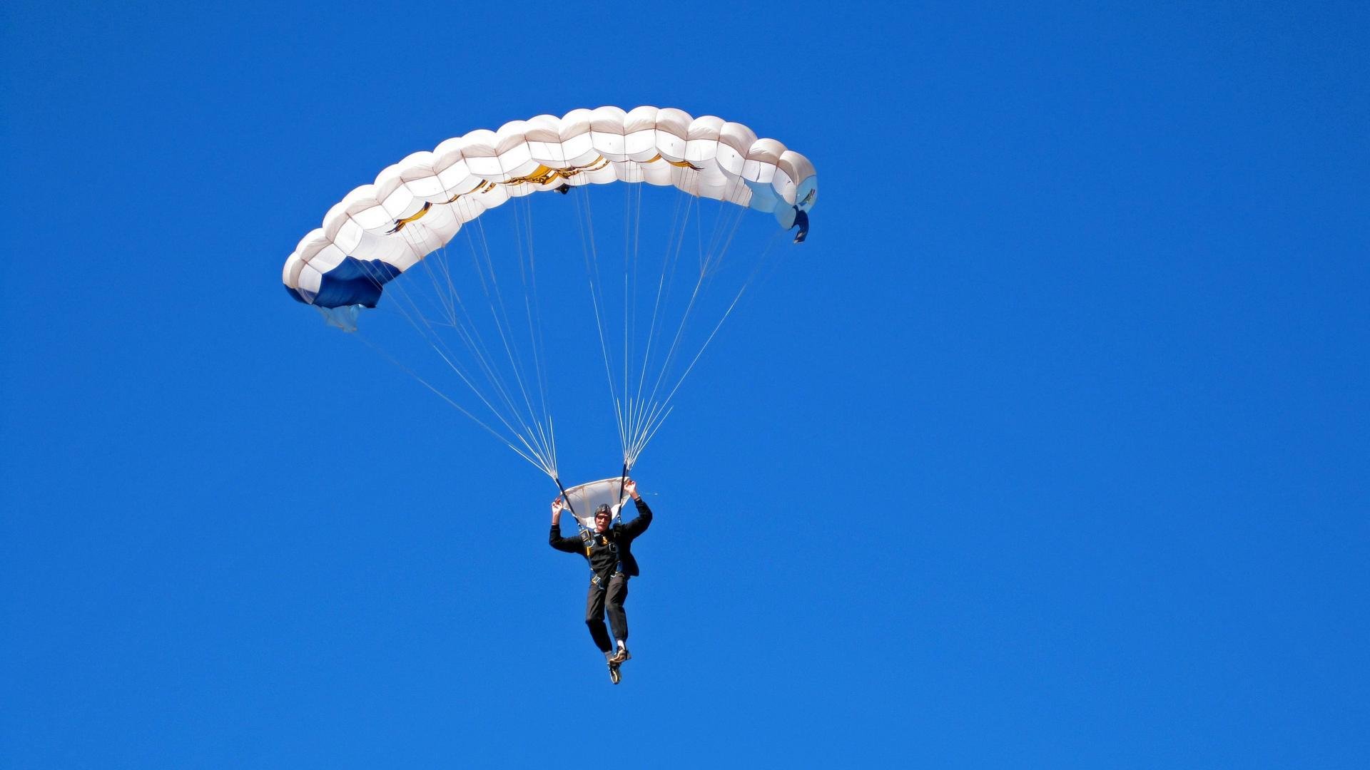 阿根廷骑手路易斯·佩德罗·比拉本在美国奥卡拉大奖赛中夺冠,展现出色骑术。